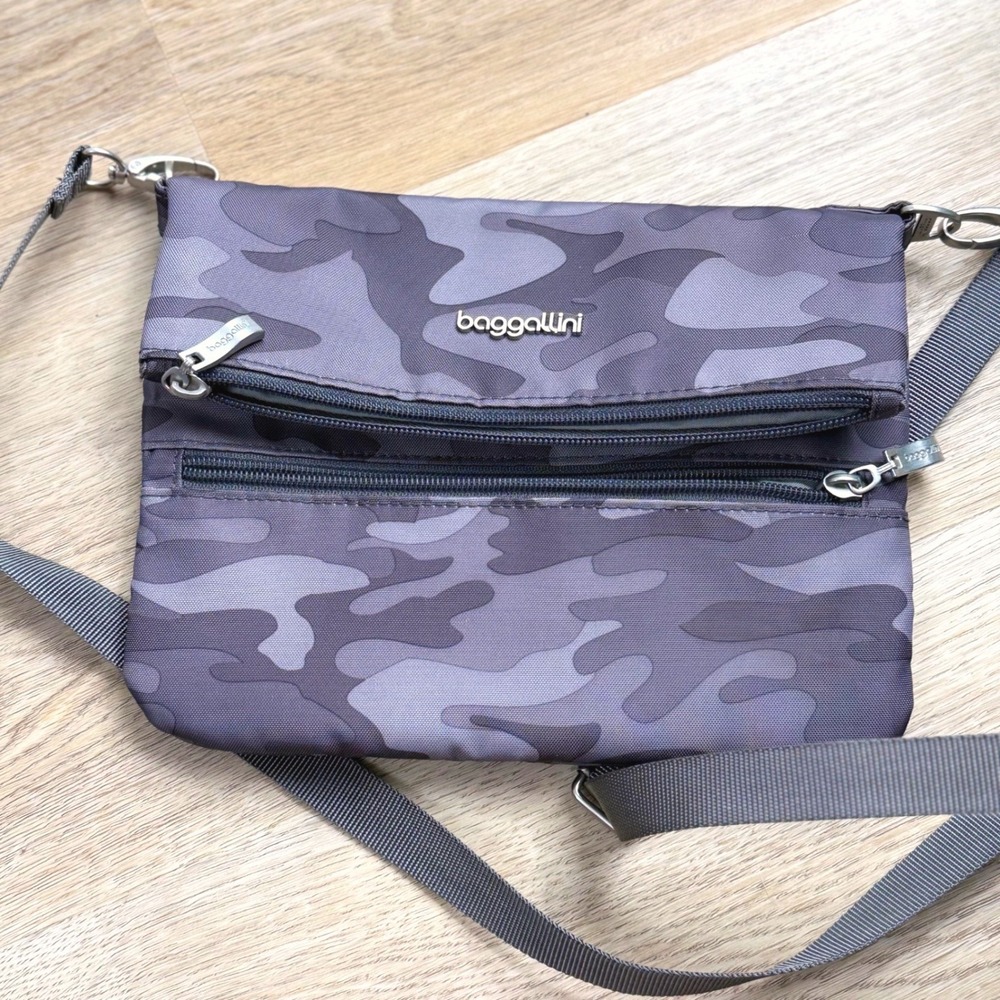 Baggallini Gray Camo Flip Zip‎ Crossbody Bag Women OS Gorpcore Travel